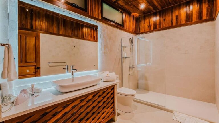 King Gulf View Room Bathroom