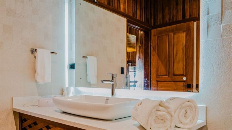 Queen Gulf View Room Bathroom