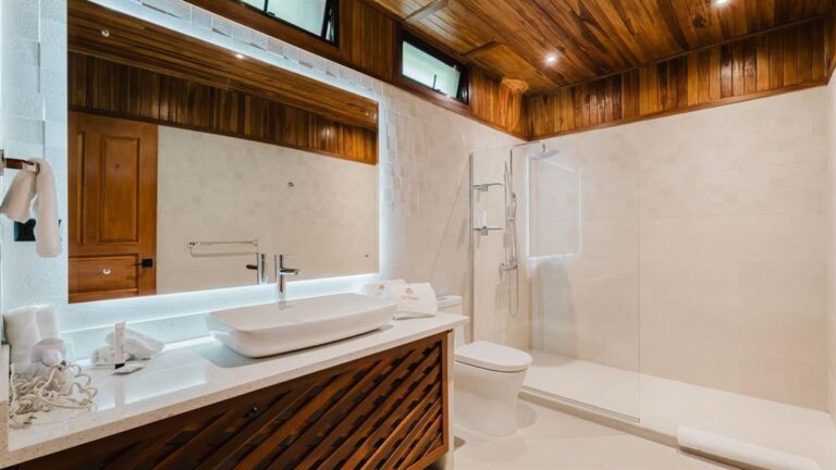 Queen Gulf View Room Fully Bathroom
