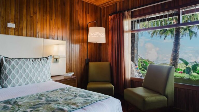 Queen Gulf View Room Sofas